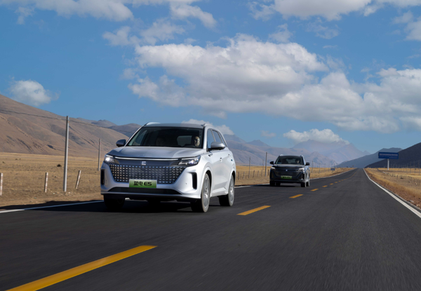 双节同庆！13万级首款纯电续航百公里的电混中型SUV 蓝电E5树立价值新标杆