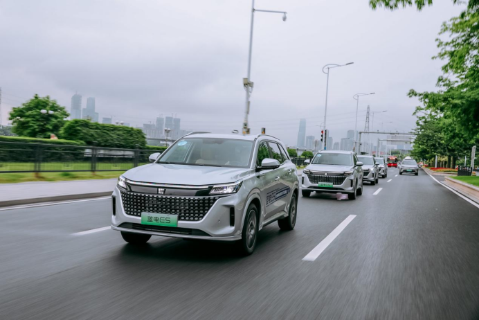 无需纠结油电怎么选:蓝电E5用超低价告诉你,长安CS75 PLUS不值一提