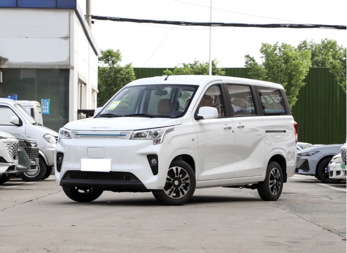 风光E380搭载比亚迪刀片电池、5m³大空间,还有营运资质,只要9.48万出头!